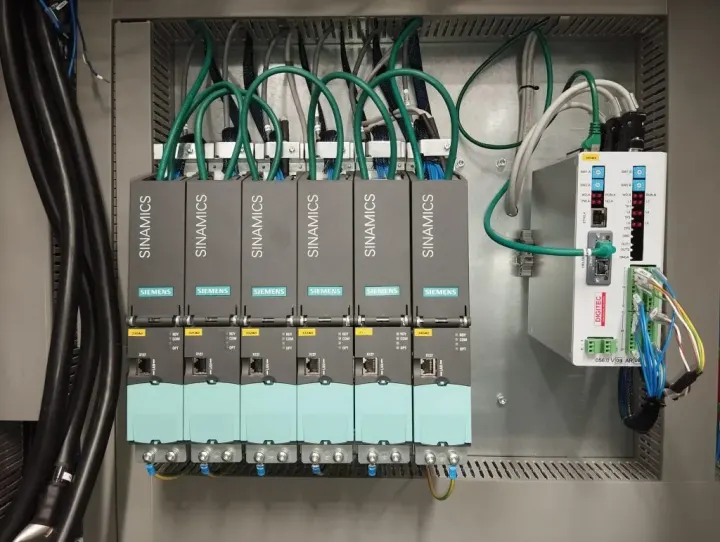 PLC ve haberleşme ekipmanları bulunan pano detayı