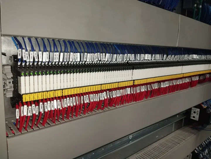 PLC çıkış röleleri ve etiketli kablo düzeni